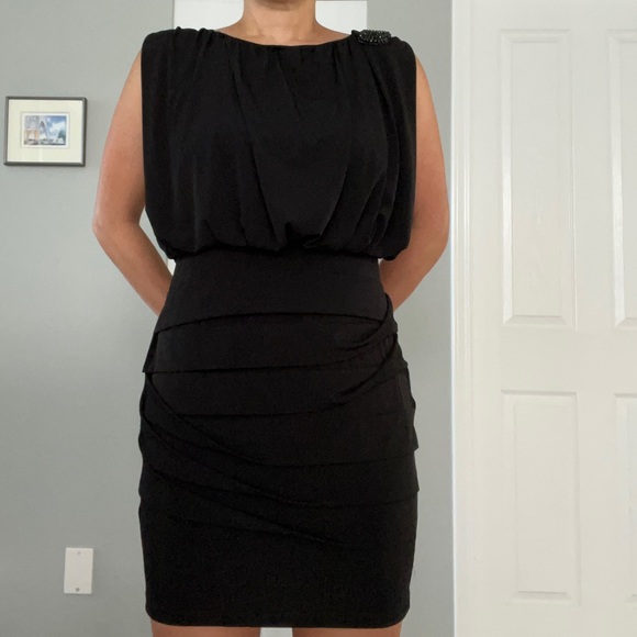 Little black dress with shoulder detail, size 6 - Picture 7 of 10